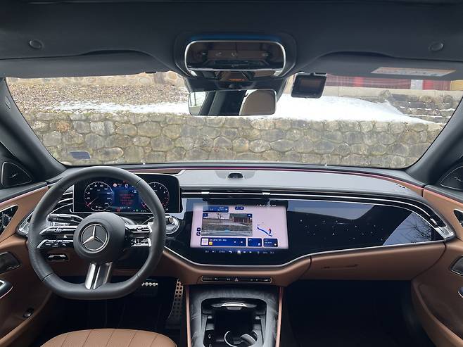 'MBUX 슈퍼 스크린이 탑재된 E클래스 실내' 사진=이상진