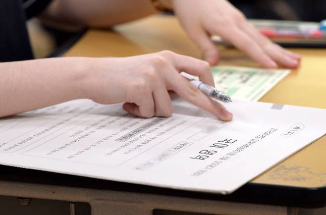 2025학년도 대학수학능력시험 6월 모의평가가 실시된 작년 6월 4일 서울 여의도여자고등학교에서 고등학교 3학년 수험생들이 1교시 국어 영역 시험지를 살펴보고 있다.(사진=뉴시스)