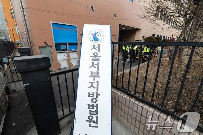 20일 오전 서울 마포구 서울서부지방법원에 윤석열 대통령 지지자들의 난입으로 인한 청사 외벽 파손 흔적 등이 보이고 있다. 한편 윤석열 대통령의 구속영장 발부 직후 지지자들의 집단 난입과 폭력사태로 아수라장이 된 서울서부지방법원은 이날부터 정상운영에 들어간다. 다만 차량 운행은 불가능하고, 법원 출입 시 신분확인이 필요하다. 2025.1.20/뉴스1 ⓒ News1 이승배 기자