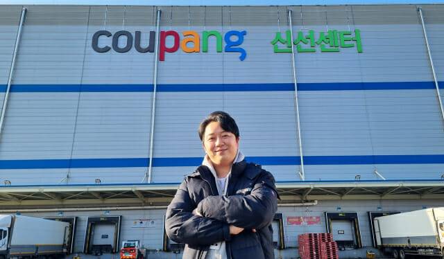 지난해 말 승진하며 CFS 최연소 인사팀장(조직장급)이 된 김성태(32) 씨가 쿠팡 용인물류센터 앞에서 포즈를 취하고 있다
