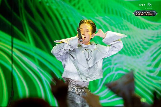 베트남 프로그램 '랩 비엣'에 출연한 세븐디나잇. 왼쪽 손은 고엽제 피해를 입은 외할아버지로부터 유전된 장애로 손가락이 두개 뿐이다. /랩비엣 캡처