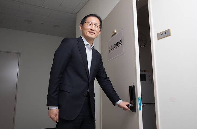 경기 용인의 ‘등대장학회’ 사무실에서 만난 박준영 변호사는 직원 없이 혼자서 장학회 일까지 하느라 분주했다. 그는 더 많은 아이를 가난과 차별에서 지켜내고 싶다고 했다. / 고운호 기자
