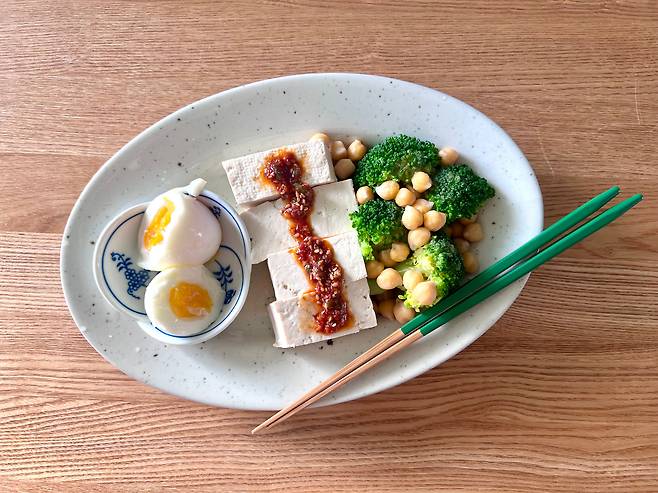 삶은 계란과 두부, 브로콜리로 차린 한 끼. 인스타그램에 이 사진을 올렸더니 인기를 끌었다. 조리법도 없고, 간단하게 먹겠다는 새해 각오에 사람들이 호응한 것이다. /윤혜자 제공
