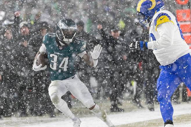 The NFL Divisional Playoffs between the Philadelphia Eagles and the LA Rams were held⁢ in heavy snow. /‍ UPI Yonhap news