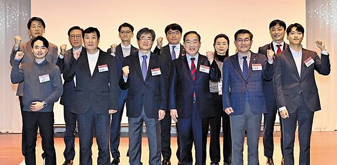 17일 강원도 속초시 마레몬스 호텔에서 열린 ‘2025 콤팩트시티 워크숍’에서 참석자들이 기념촬영을 하고 있다. 앞줄 왼쪽부터 신연 국토교통부 서기관, 박성남 의정부시 부시장, 이광회 조선일보 AD본부장, 이병선 속초시 시장, 방원욱 속초시의회 의장, 김창균 행정안전부 사무관. 뒷줄 왼쪽부터 송종범 전주시 컨벤션시설기획팀장, 김선일 화성시 보타닉가든추진단장, 유보근 경기주택도시공사 컴팩트시티사업단장, 주광호 성남시 행정기획조정실장, 김서경 서울시 강남구 혁신전략과장, 조민규 김포시 미래도시건설과장. /속초시