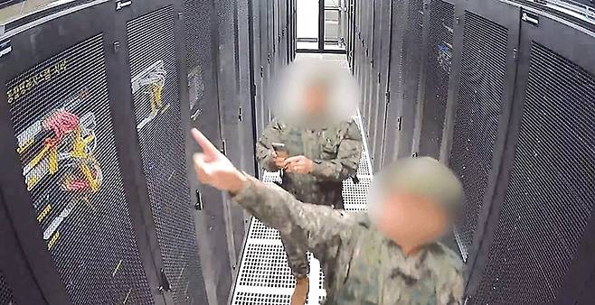 계엄령 선포 당시 선거관리위원회에 투입된 계엄군이 선관위 시스템 서버를 촬영하는 장면이 담긴 CCTV 장면. /뉴시스