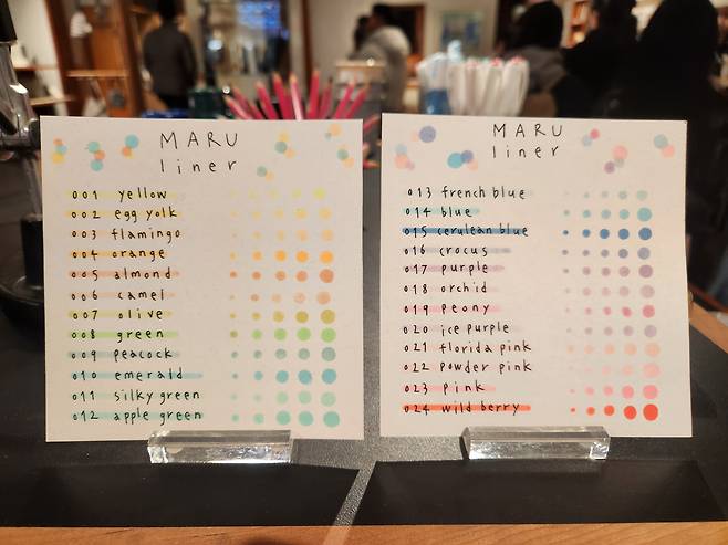 15일 본지가 찾아간 서울 성수동의 한 형광펜 가게. 안내판은 모두 영어로 적혀 있다. /이민경 기자