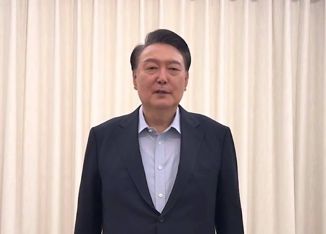 윤석열 대통령이 지난 15일 고위공직자범죄수사처의 체포 영장 집행 전 녹화한 대국민 영상메시지의 한 장면. /대통령실