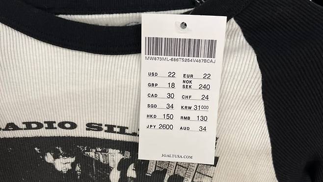 서울 성수동의 한 옷 가게에 있는 옷. 가격표는 영어로만 적혀 있다. /이민경 기자