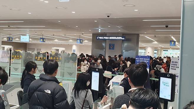 인천국제공항 제2터미널의 출국수속을 위해 탑승객들이 줄을 서고 있다 /유병훈 기자
