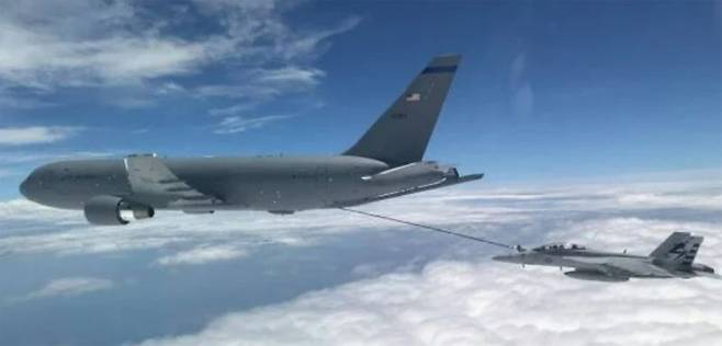 미국 공군이 도입하고 있는 보잉 KC-46 페가수스 공중급유기. 2015년 9월 첫 비행을 실시한 KC-46 급유기는 2020년부터 미 공군에 인도되고 있다. 승무원 3명(조종사 2명, 급유 1명)·인적 운송량 114명·탑재량 6만5000lb(2만9500kg)·길이 50.5m·날개길이 48.1m·높이 15.9m·중량 8만2377kg·최대 탑재량 18만8240kg·엔진 2×프랫 & 휘트니 PW4062 터보팬, 각 6만3300lbf(282kN)·최고 속도 마하 0.86(650mph, 1046km/h)·순항 속도 마하 0.80(851km/h)·항속 거리 1만2200km·비행 고도 약 4만ft(1만2200m). 사진=미 보잉사 홈페이지
