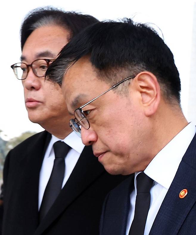 최상목 대통령 권한대행 부총리 겸 기획재정부 장관(오른쪽)이 2025년 새해 첫날인 1일 국립서울현충원을 찾아 현충탑 참배 뒤 정진석 대통령 비서실장과 대화하며 이동하고 있다. 사진=연합뉴스