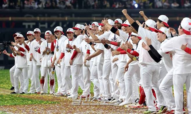 2024 프로야구 KBO 포스트시즌 KIA 타이거즈와 삼성 라이온즈의 한국시리즈(KS)는 시리즈 전적 4승 1패로 KIA타이거즈의 통합우승으로 끝났다. 28일 광주 기아챔피언스필드에서 열린 시상식을 마치고 선수단이 단체로 관중 앞에서 삐끼삐끼춤을 추고 있다. 광주=김민규 기자 /2024.10.28/