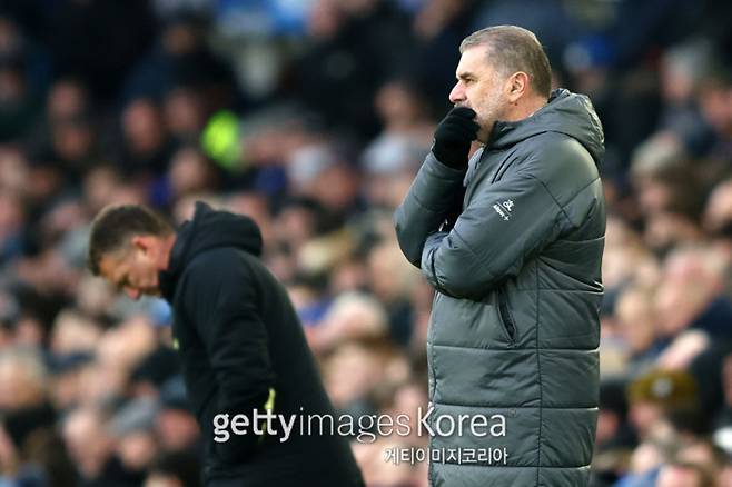 포스테코글루 토트넘 감독(오른쪽)이 19일 구디슨 파크에서 열린 2024~25 EPL 22라운드 에버턴과의 경기 중 그라운드를 지켜보고 있다. 토트넘은 이날 2-3으로 지며 최근 리그 3연패에 빠졌다. 사진=게티이미지