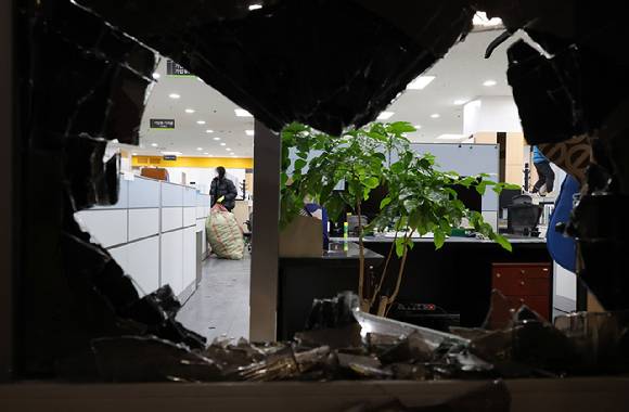 윤석열 대통령이 내란 우두머리 혐의로 구속되자 일부 윤 대통령 지지자들이 서울서부지방법원 내부로 난입해 불법폭력사태를 일으킨 지난 19일 오후 서부지법 벽과 유리창 등이 파손돼 있다.  [사진=연합뉴스]