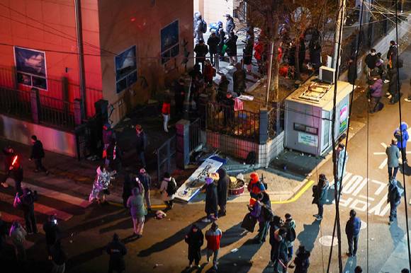 내란 우두머리 혐의를 받는 윤석열 대통령의 구속영장이 발부된 지난 19일 오전 서울 마포구 서울서부지방법원 후문에서 윤 대통령 지지자들이 경내로 진입하고 있다.이들은 이날 오전 3시께 윤 대통령 구속영장 발부 소식이 전해지자 극도로 흥분해 법원 후문에서 경찰 저지를 뚫었다.