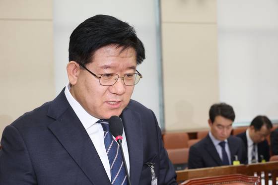 이호영 경찰청장 직무대행이 20일 오후 서울 여의도 국회에서 서부지법 난입 사태 관련 현안질의에 출석해 보고하고 있다. 연합뉴스