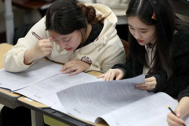 2025학년도 대학수학능력시험 다음날인 15일 대구 수성구 정화여자고등학교 3학년 교실에서 수험생들이 가채점하고 있다. /사진=연합뉴스