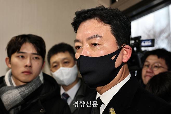 김성훈 대통령경호처 차장이 지난 17일 오전 서울 서대문구 경찰청 국가수사본부에서 비상계엄 특별수사단 조사를 받기 위해 출석하고 있다. 서성일 선임기자