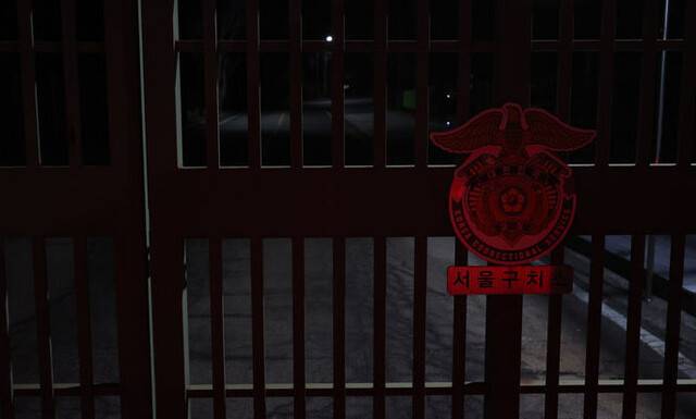 윤석열 대통령이 내란 우두머리 혐의로 구속됐다. 헌정사 첫 현직 대통령 구속이다. 19일 서울서부지방법원 차은경 부장판사는 내란 우두머리 및 직권남용권리행사방해 혐의를 받는 윤 대통령에 대해 구속영장을 발부했다. 사진은 윤 대통령이 구속되어 있는 경기도 의왕시 서울구치소. 뉴시스