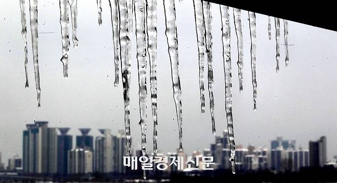 서울 한강 잠실 선착장에 달리 고드름 뒤로 보이는 아파트들이 꽁꽁 언 부동산 시장을 보여주는듯 하다. [김호영 기자]