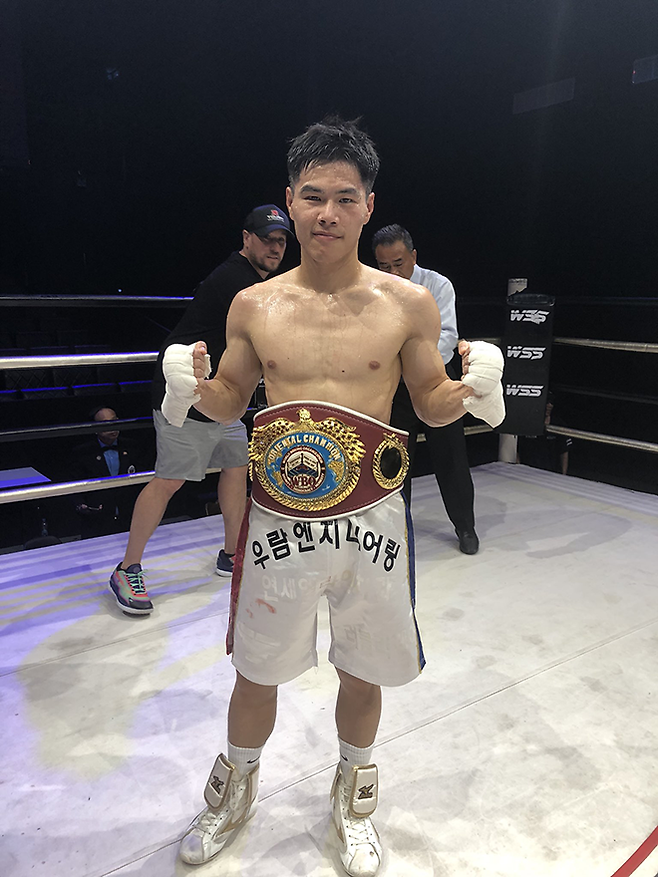 김예준이 2024년 5월 세계복싱기구 슈퍼밴텀급 동양 챔피언 등극 후 기념 촬영을 하고 있다. 사진=WBO