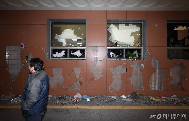 [서울=뉴시스] 황준선 기자 = 19일 윤석열 대통령 지지자들의 폭력 사태가 벌어진 서울 마포구 서울서부지방법원의 외벽과 유리창이 파손돼 있다. 2025.01.19. hwang@newsis.com /사진=황준선