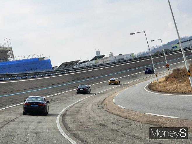 화성 KATRI에서 진행된 2024 올해의차 심사 현장. 고속선회로 주행장면. /사진=박찬규 기자