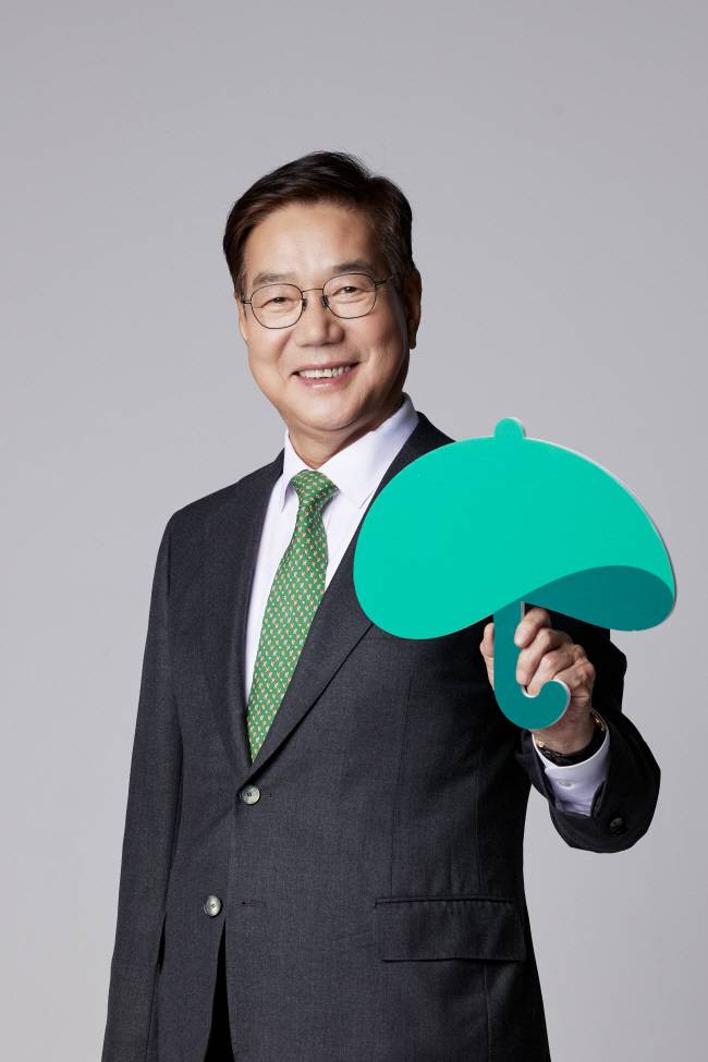 황영기 초록우산 회장이 기관을 상징하는 초록우산 모양의 심벌을 들고 미소 짓고 있다.  초록우산 제공