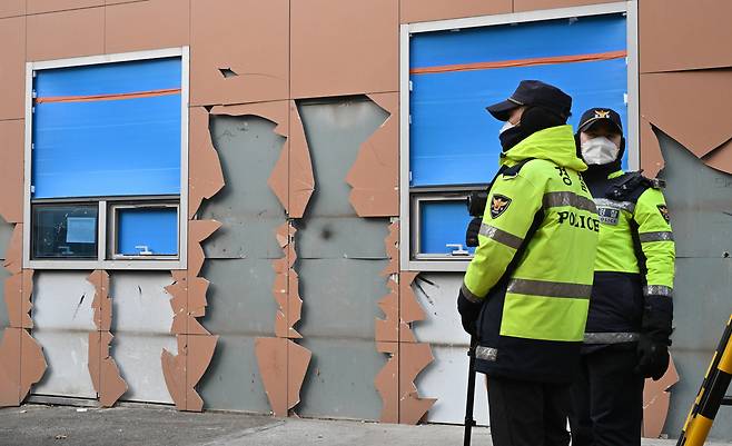 서울서부지방법원이 지난 19일 새벽 윤석열 대통령에 대한 구속영장을 발부한 것에 반발해 윤 대통령 지지자들이 법원 청사로 난입해 폭동을 일으키는 초유의 사태가 발생했다. 20일 오전 서울 마포구 서울서부지방법원 건물 외벽이 폭동으로 인해 파손되어 있다. 임세준 기자