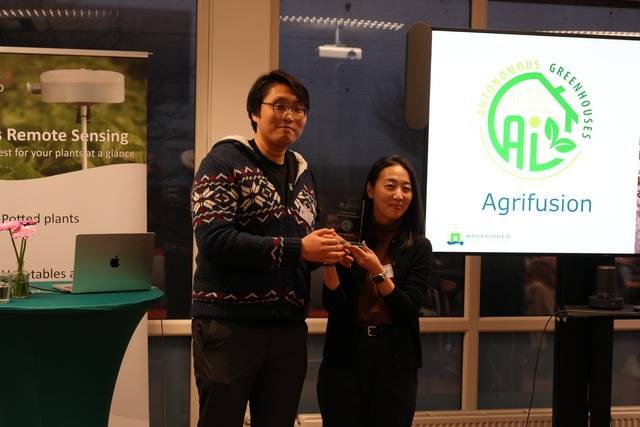 네덜란드 바헤닝언대학교에서 열린 ‘제4회 농업인공지능(AI) 경진대회‘에서 2위에 오른 우리나라의 ‘애그리퓨전’팀 관계자들이 2위 트로피를 들어보이고 있다. 이인복 서울대 교수