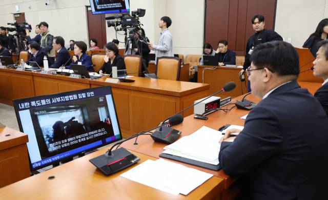 ▲20일 오후 서울 여의도 국회에서 '서부지법 폭력 난동' 관련 현안질의 등을 위해 열린 행정안전위원회 전체회의에서 경찰청장 직무대행를 맡은 이호영 경찰청 차장이 의원질의를 들으며 관련 영상을 보고 있다. ⓒ연합뉴스