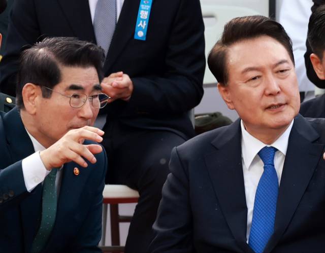 윤석열 대통령이 구속 전 피의자 심문(영장실질심사)에서 비상계엄 사태 당시 국무회의에서 최상목 대통령 권한대행에게 하달한 '비상입법기구 쪽지' 관련 쪽지에 대해 "김용현 전 국방부 장관이 쓴 것인지 기억이 가물가물하다"고 답한 것으로 알려졌다.