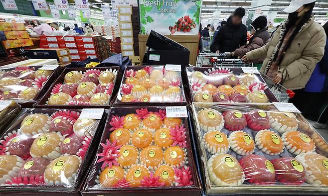 지난 16일 서울 한 대형마트에서 시민들이 설 성수품을 살펴보고 있다. 뉴스1