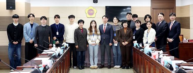 제4기 인천시의회 대학생 인턴들이 20일 299회 의회 운영위원회 회의를 참관한 뒤 인천시의원들과 기념촬영을 하고 있는 모습 ⓒ인천시의회