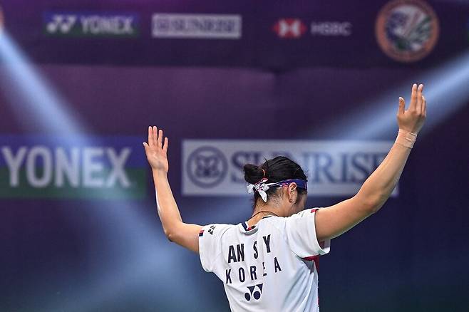 ▲ 안세영이 19일 인도 뉴델리에서 열린 2025 세계배드민턴연맹(BWF) 월드투어 슈퍼 750 인도오픈 여자 단식 결승전에서&nbsp;2-0으로 승리하고 우승을 확정하자 두 팔을 벌리며 환호하고 있다. ⓒ연합뉴스/AFP