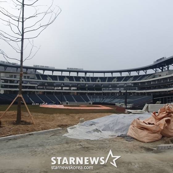 2025시즌부터 한화의 새 홈구장이 될 베이스볼 드림파크(가칭) 밖에서 보이는 그라운드. /사진=김동윤 기자