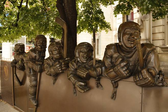 '하키 명예의 전당' 외부의 조형물