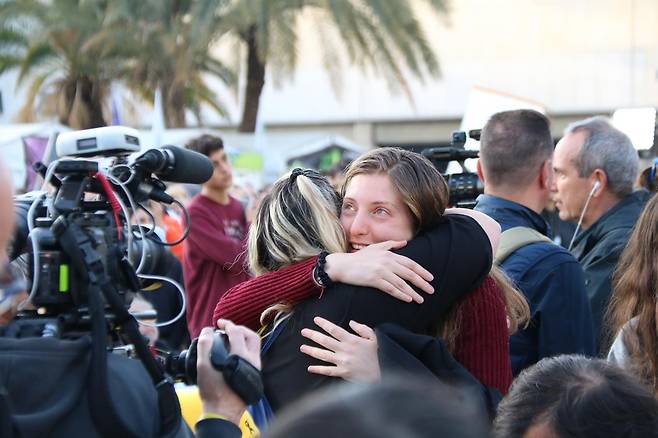 감격의 포옹 (텔아비브=연합뉴스) 김동호 특파원 = 이스라엘과 하마스 휴전이 발효된 19일(현지시간) 오후 이스라엘 텔아비브의 '인질 광장'에서 인질·희생자 가족들이 포옹하고 있다. 2025.1.19 dk@yna.co.kr