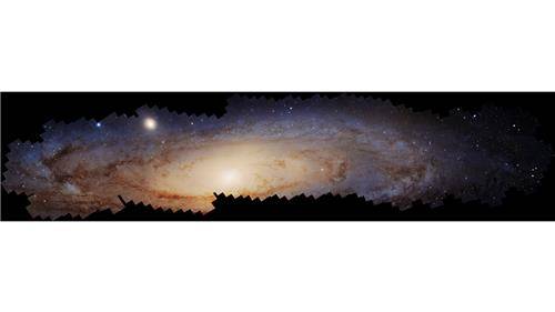 허블우주망원경 관측 자료로 만든 안드로메다은하 파노라마 모자이크 지구에서 250만 광년 떨어진 안드로메다은하를 허블 우주 망원경(HST)으로 10년 이상 관측한 자료로 구성한 사상 최대·최고 해상도의 파노라마 모자이크 사진. 25억 픽셀의 이 사진에는 별 2억 개가 담겨 있고 이 중 9천만 개는 구분이 가능하다. 연구팀은 이 사진이 작은 위성 은하와의 합병 등 안드로메다은하의 진화 역사 규명에 도움이 될 것으로 기대한다. [Science: NASA, ESA, Benjamin F. Williams and Zhuo Chen (University of Washington), L. Clifton Johnson (Northwestern). Image Processing: Joseph DePasquale (STScI)]