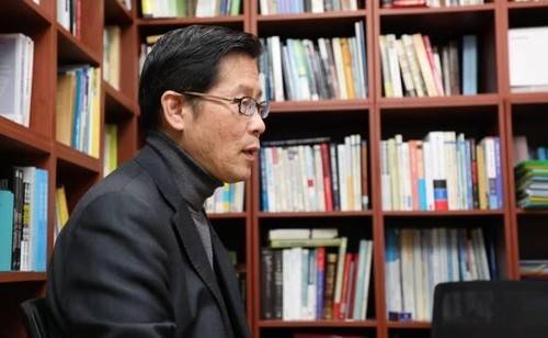 연합뉴스와 인터뷰 중인 정성장 센터장 [진성철 기자 촬영]