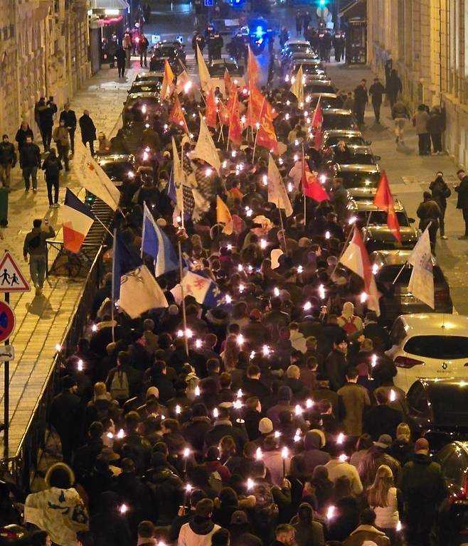 횃불 들고 파리 시내 행진 [왕정주의자 엑스(X·옛 트위터) 캡처. 재판매 및 DB 금지]