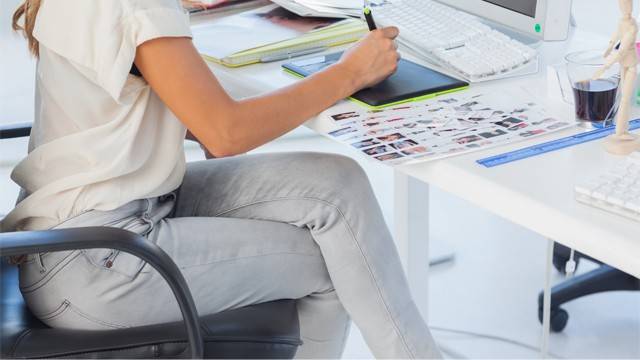 장시간 다리를 꼬고 앉는 습관은 골반 틀어짐의 주요 원인이다ㅣ출처: 클립아트코리아