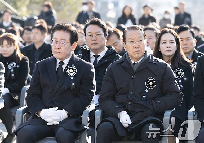 이재명 더불어민주당 대표(왼쪽)와 권영세 국민의힘 원내대표가 3일 오전 서울 여의도 국회에서 열린 고 김수한 전 국회의장 영결식에 참석해 있다. 2025.1.3/뉴스1 ⓒ News1 이재명 기자