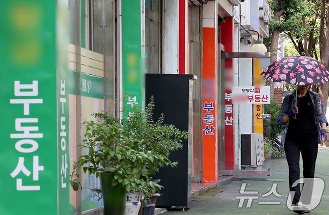 전세사기 등 세입자 보호 강화를 위한 '공인중개사법 시행령·시행규칙 개정안'이 시행된 10일 서울의 한 공인중개사 사무소 밀집 지역 앞으로 시민들이 지나가고 있다. 공인중개사는 이날부터 임대인이 제출하거나 열람에 동의한 확정일자 부여 현황과 국세·지방세 체납 정보를 계약하려는 세입자에게 설명하고, 이를 '중개대상물 확인·설명서'에 명기해야 한다. 2024.7.10/뉴스1 ⓒ News1 장수영 기자
