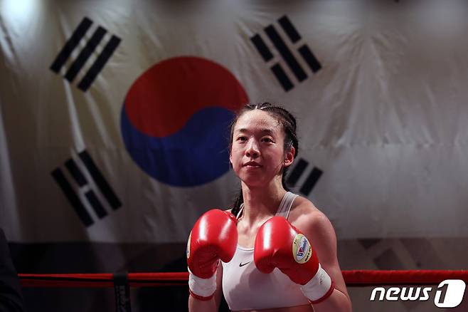 '의사복서' 서려경(천안비트손정오복싱)이 16일 서울시 서대문구 스위스 그랜드호텔에서 열린 WIBA(여성국제복싱협회) 미니멈급 세계타이틀 매치에서 요시카와 리유나(22, 일본 디아만테복싱짐)와 경기를 무승부로 마치고 기념촬영하고 있다. 2024.3.16/뉴스1 ⓒ News1 이승배 기자
