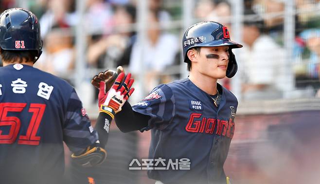 롯데 윤동희(오른쪽)는 연봉 2억원에, 나승엽은 200% 인상한 1억2000만원에 각각 재계약하고 스프링캠프를 떠난다. 사진 | 스포츠서울 DB