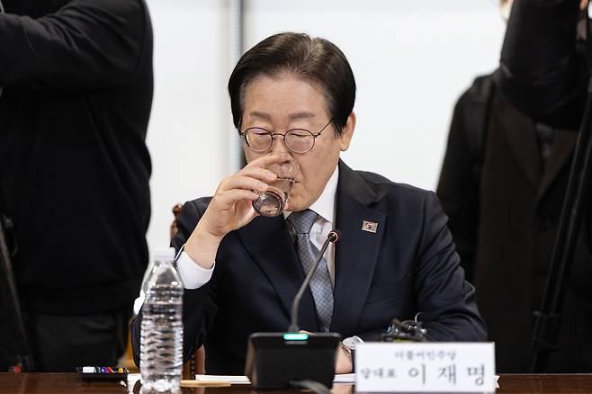 이재명 더불어민주당 대표가 20일 서울 중구 전국은행연합회에서 열린 민생경제 회복을 위한 더불어민주당-은행권 현장간담회에서 물을 마시고 있다. /뉴시스