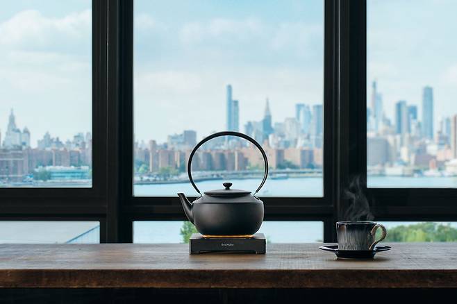 발뮤다 전기주전자 문케틀./발뮤다 제공