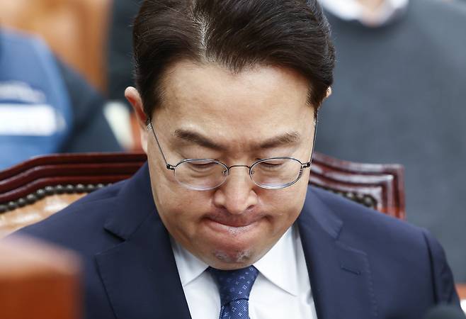 강한승 쿠팡 대표가 21일 서울 여의도 국회 환경노동위원회에서 열린 쿠팡 택배노동자 근로 조건 개선·대유위니아그룹 임금체불 관련 청문회에 출석해 굳은 표정으로 자리하고 있다. /뉴스1